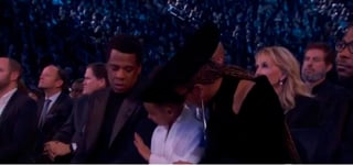 Blue Ivy, hija de rapero Jay Z y la cantante Beyoncé pide a sus padres callar mientras Camila Cabello dirigía su discurso. (ESPECIAL)