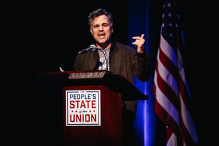 El actor y director de cine Mark Ruffalo presentó el evento en Nueva York, bautizado como 'El discurso popular del Estado de la Unión', y definió a la resistencia, el nombre con el que se conoce a los activistas anti-Trump, como un 'movimiento de decencia'. (EFE)