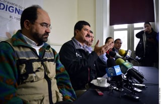 Posición. El sábado, el gobernador de Chihuahua, Javier Corral (centro), denunció que el gobierno federal intentaba darle libertad condicional a Alejandro Gutiérrez trasladándolo al penal federal. (AGENCIA REFORMA)