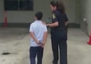 Arrestan a niño de 7 años por golpear a su maestra