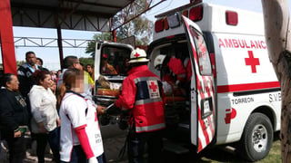 Paramédicos de la Cruz Roja arribaron al sitio para atender al lesionado, mismo que fue trasladado de urgencia al Hospital Universitario, donde su estado de salud se reportó como crítico. (EL SIGLO DE TORREÓN)