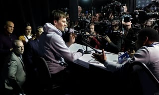Tom Brady habló ayer con los medios de comunicación con un guante en su mano de lanzar, donde le retiraron los puntos de sutura. (AP)