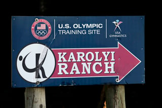 En esta foto del 12 de septiembre del 2015, una señal indica el camino hacia el Karolyi Ranch cerca de New Waverly, Texas. El gobernador de Texas Greg Abbott ordenó una investigación penal sobre reportes de que el exmédico Larry Nassar abusó de algunas de sus víctimas en un rancho en Texas que era usado para entrenamientos por gimnastas de Estados Unidos. (AP)