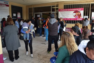 Filas. A partir de esta semana se incrementó la afluencia a la sede del INE en Gómez Palacio. (EL SIGLO DE TORREÓN)