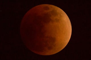 La Luna se tiñó de rojo y así se pudo apreciar en Beijing, China. (AP) 