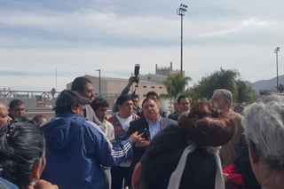 Diálogo. El secretario del Ayuntamiento, Sergio Lara atendió a los panistas de las colonias del poniente de Torreón que buscaron al alcalde para pedirle que cumpla sus promesas de empleos. (YOLANDA RÍOS)