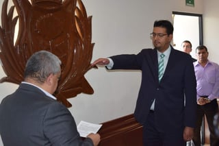 El alcalde tomó protesta a Rafael Rivas Galindo como síndico municipal, al haber dejado dicho cargo para asumir las funciones de presidente municipal tras la salida de Herrera Ale. (EL SIGLO DE TORREÓN)