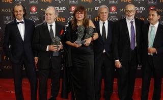 Ganadora. La realizadora Isabel Coixet acompañada por los productores de su película La librería posan con los premios. 