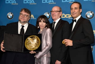 Felices.  Guillermo Del Toro celebró con Sally Hawkins  y Richard Jenkins.
