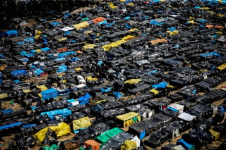 Carencias. Miles de personas en Brasil se han instalado en  tiendas de campaña hechas con plásticos. (EFE)