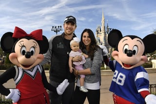 Nick Foles junto a su esposa Tori (c), su hija Lily, Mickey (d) y Minnie Mouse (i), en un desfile en su honor en el Magic Kingdom de Disney World.