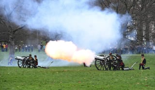 La Real Artillería Montada disparó una salva de 41 cañonazos en Green Park, en el centro de la capital británica, mientras que la Honorable Compañía de Artillería disparó 61 desde la Torre de Londres. (EFE)