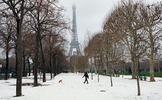 “A causa de las condiciones meteorológicas, la torre Eiffel ha sido cerrada para todos nuestros visitantes”, reportó la empresa gestora del monumento. (ARCHIVO)