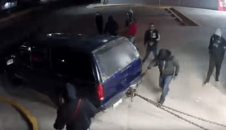 VIDEO: Intentan arrancar un cajero automático con una camioneta