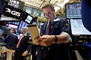 Wall Street remonta y el Dow Jones sube un 2.33 % al cierre. (AP)
