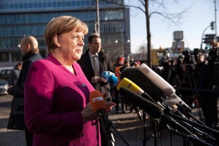 Reunión. La canciller alemana Angela Merkel está dispuesta a 'compromisos dolorosos' para cerrar gran coalición. (EFE)