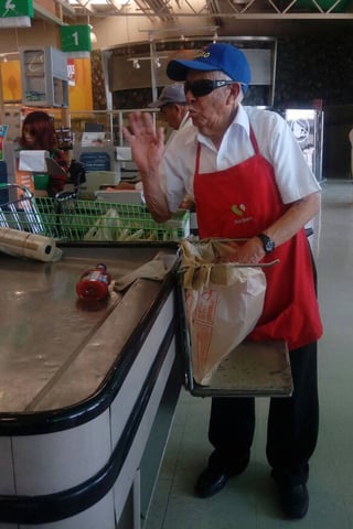 Ejemplo. Tiene 91 años de edad y trabaja  como empacador en un Centro comercial ubicado en la carretera Torreón-San Pedro. (EL SIGLO DE TORREÓN)