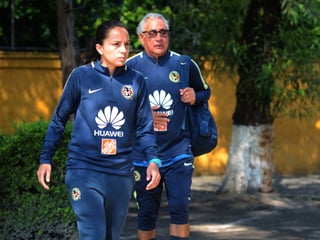 Ana Galindo y Leonardo Cuéllar, asistente y director técnico del equipo femenil de las Águilas del América. Delantera de Águilas es pura dinamita