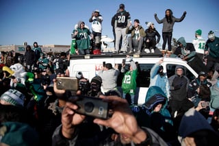 La policía local sigue arrestando gente tras los delitos cometidos durante la celebración por la victoria del Super Bowl el pasado domingo. (ARCHIVO)