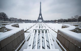 Caos. La nevada caída en la región de París seguía provocando serios problemas en el tráfico. (AP)