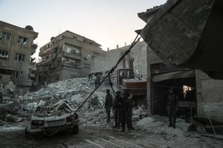 Rescate. Trabajadores del departamento de Defensa Civil sirio retiran escombros en búsqueda de 11 personas desaparecidas. (EFE)