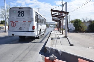 Alrededor de 50 transportistas urbanos que representan unas 220 concesiones y que utilizan el corredor troncal del bulevar Revolución, se ampararon contra el gobierno del Estado y el Ayuntamiento de Torreón por la nueva Ley Estatal de Transporte y Movilidad Sustentable. (EL SIGLO DE TORREÓN/FERNANDO COMPEÁN)