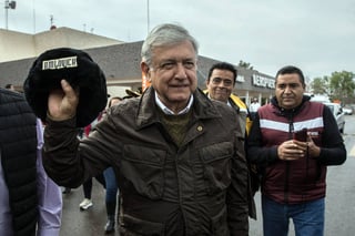 A la mitad. López Obrador se comprometió a bajar a la mitad sueldos de senadores, diputados y altos funcionarios. (AGENCIAS)