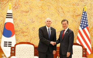 Alianza. Mike Pence y Moon Jae-in confirman alianza. (EFE)