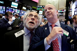 Desplome. Dos corredores de bolsa en Nueva York observan la caída estrepitosa el índice en una jornada volátil. (EFE)