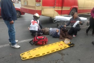 Atención. Paramédicos de la Cruz Roja acudieron al lugar para atender al lesionado, mismo que fue llevado a un hospital. (EL SIGLO DE TORREÓN)