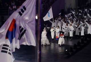 Los atletas de Corea del Norte y Corea del Sur, dos países divididos desde 1945, desfilaron bajo una bandera con la península coreana en azul sobre un fondo blanco. (AP)