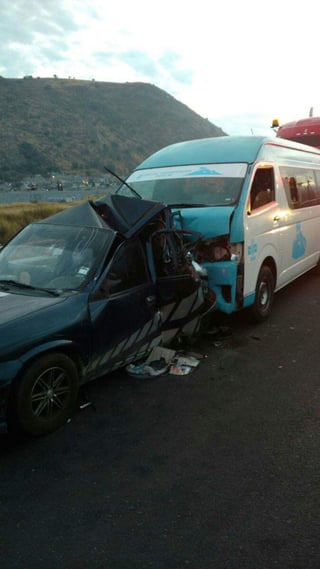 El choque entre una camioneta del transporte público y un automóvil particular dejó saldo de dos personas muertas y seis lesionadas, en la autopista México-Puebla, a la altura de este municipio. (TWITTER)