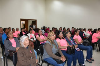 Taller. Realizan en Gómez Palacio, actividad de motivación, con mujeres sobrevivientes y enfermas de cáncer. (EL SIGLO DE TORREÓN)