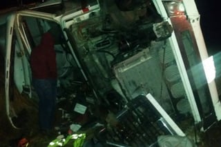 Accidente. Familia sufre volcadura en la carretera Gómez Palacio-Durango, viajaban a bordo de un tráiler.    (EL SIGLO DE TORREÓN)