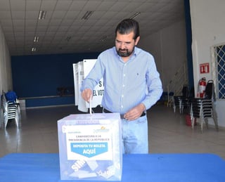 Bernardo González acudió a votar. (ESPECIAL) 