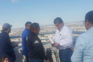Supervisión. El gobernador Miguel Riquelme supervisó ayer  por la tarde la operación del Teleférico en sus dos estaciones, luego de que duró tres horas sin electricidad por daños a CFE. (YOLANDA RÍOS)