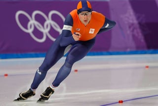 Sven Kramer se convirtió ayer en tricampeón olímpico de patinaje de velocidad a cinco mil metros. (EFE)