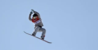 La estadunidense Jamie Anderson conquistó ayer el bicampeonato del slopestyle de snowboard, al imponerse en la final de los Juegos Olímpicos de Invierno PyeongChang 2018, con una exhibición por demás avasalladora. (EFE)