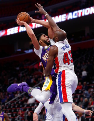 Anthony Davis (i) metió 38 puntos y bajó 10 rebotes en la victoria de Pelicans 118-103 sobre los Pistons de Detroit. (AP)