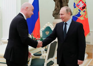 El mandatario ruso Vladimir Putin se reunió con el presidente de la FIFA, Gianni Infantino, ayer para ver los preparativos del Mundial. (AP)
