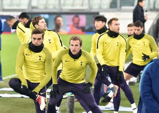 Jugadores del Totthenham participan durante una sesión de entrenamiento, un día antes del partido de la Liga de Campeones contra la Juventus, en el Allianz Stadium de Turín. (EFE)