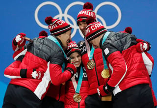 En el acumulativo Canadá se llevó el oro con 73 puntos, Atletas Olímpicos de Rusia la de plata, con 66, y Estados Unidos la de bronce, con 62. Canadá gana en patinaje artístico por equipos