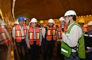 Reunión. Los gobernadores de Sinaloa y Durango se reunieron para inspeccionar los daños en el puente El Carrizo de la supercarretera Durango-Mazatlán. (CORTESÍA)