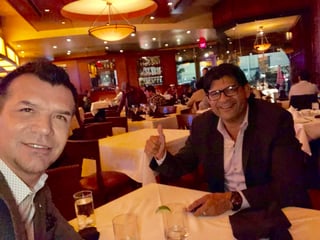José Saturnino Cardozo y Jared Borgetti se reunieron en un restaurante en Los Ángeles, donde seguro que platicaron de uno que otro de sus tantos goles. (TWITTER)