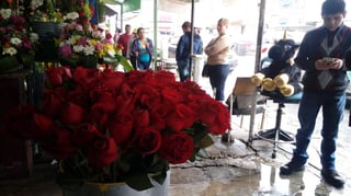 El año pasado el precio de la rosa era de 15 pesos y ahora se vende hasta en 25 pesos. (EL SIGLO DE TORREÓN)