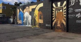 Esta mañana, la obra de López fue vandalizada luego de que desconocidos arrojarán cubetas de pintura fresca sobre el muro. (ESPECIAL)