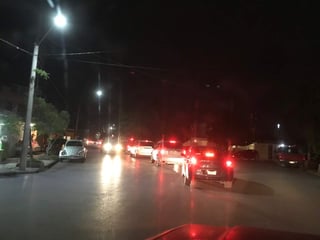 Alrededor de las 21:00 horas la circulación por el bulevar Constitución se abrió y los vehículos circularon con más fluidez hacia la calle Ramos Arizpe para luego tomar ruta hacia Gómez Palacio. (ESPECIAL)