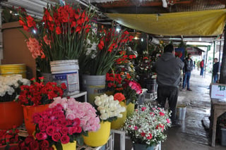Ventas. Comerciantes del Mercado de las Flores reportan un incremento de más del 60% en el precio de las rosas. (GUADALUPE MIRANDA)