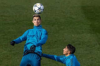 El delantero del Real Madrid, Cristiano Ronaldo, durante el entrenamiento ayer para preparar el partido que disputarán mañana en los octavos de final de la Liga de Campeones contra el París Saint Germain. (EFE)