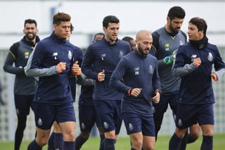 Jugadores del Porto en el entrenamiento en el Centro Olival de Vila Nova de Gaia, cerca de Oporto previo al duelo con Liverpool. (EFE)
